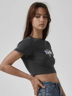 King Of Thrills Baby Crop Tee - Merch Black -Roxy Ski Store WTS22 117BM8